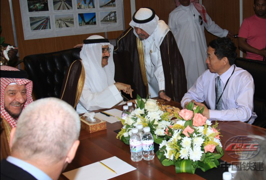 6月14日，沙特城鄉事務部大臣曼蘇爾親王在中國鐵建副...