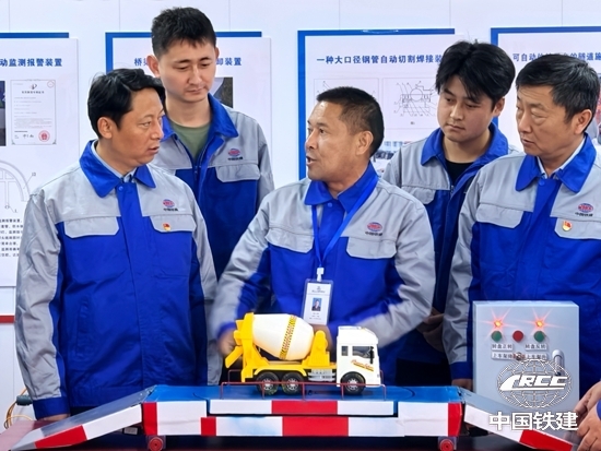 馬小利為平慶鐵路項目勞模創新工作點骨干成員講解隧道車輛掉頭裝置要點,拓靜拍攝_副本.jpg