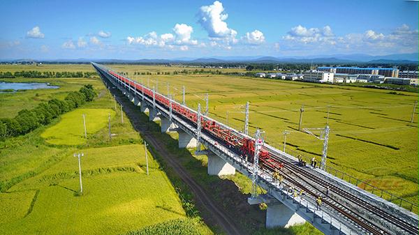 004 2017年9月6日,哈佳快速鐵路全線鋪軌完成。哈佳鐵路是我國高寒地區(qū)最長(zhǎng)快速鐵路,設(shè)計(jì)時(shí)速200公里,為客貨共線鐵路,全長(zhǎng)343公里,23局承擔(dān)了全線一半的鋪軌任務(wù)。新建哈佳鐵路開通運(yùn)營(yíng)后,是黑龍江省東北部地區(qū)通往哈爾濱及關(guān)內(nèi)最便捷的客運(yùn)通道。.JPG