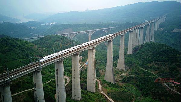 007 渝利客運專線,動車在蔡家溝特大橋行駛,該橋鋪架任務(wù)由中鐵23局承擔(dān)。蔡家溝特大橋全長2050米,共有41個橋墩,其中主墩23號橋墩凈墩高為139米,超過40層樓的高度,建筑高度近200米,該橋墩的建成刷新了世界雙線鐵路第一墩的紀(jì)錄。渝利鐵路在2013年底通車,使成都至上海的火車運行時間將大大縮短。該橋獲第十五屆中國土木工程詹天佑獎(2018年) 攝影:馬鵬飛.jpg
