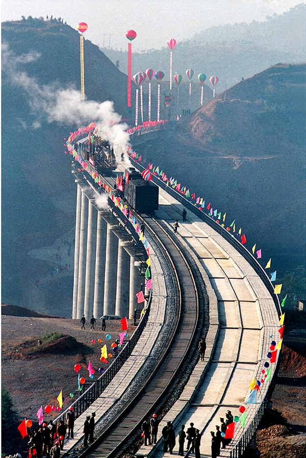 1995年11月16日,縱貫南北九省市的京九鐵路全線鋪通,圖為京九鐵路接軌時刻。武羽 攝影.jpg