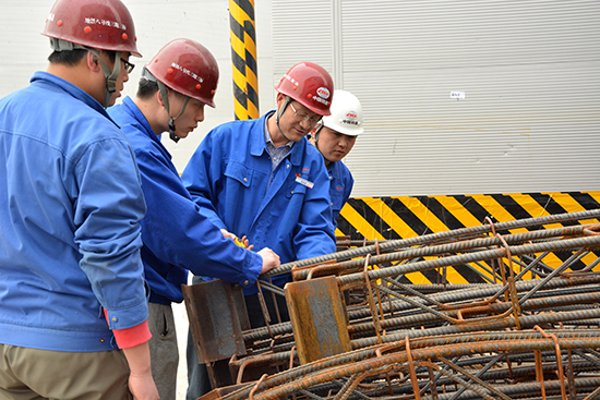 李傳營(右2)在現場檢查鋼格柵質量.JPG