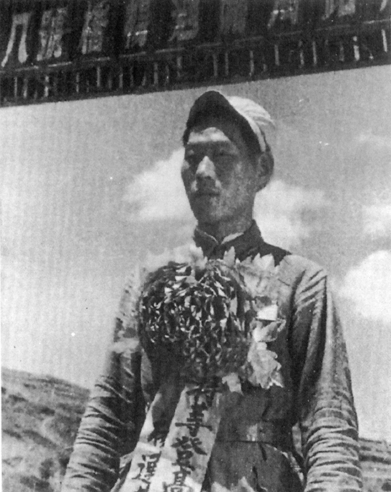 楊連第被中央軍委授予“登高英雄”.jpg
